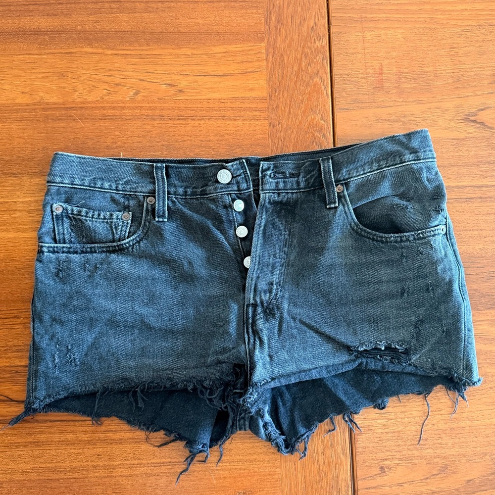 Black Levi’s denim shorts